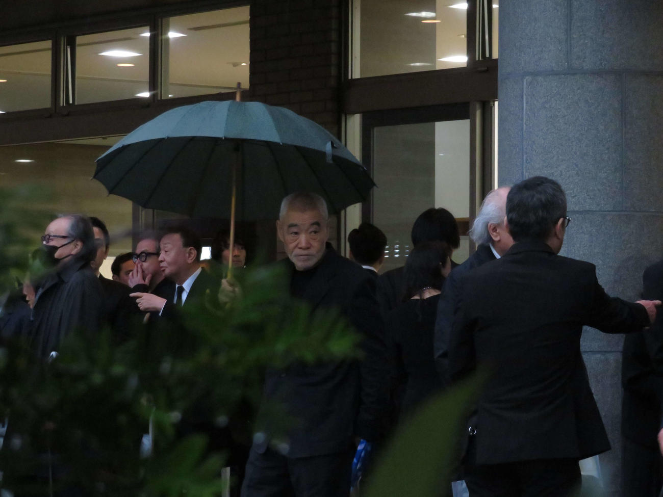 唐十郎さんの通夜を訪れた柄本明