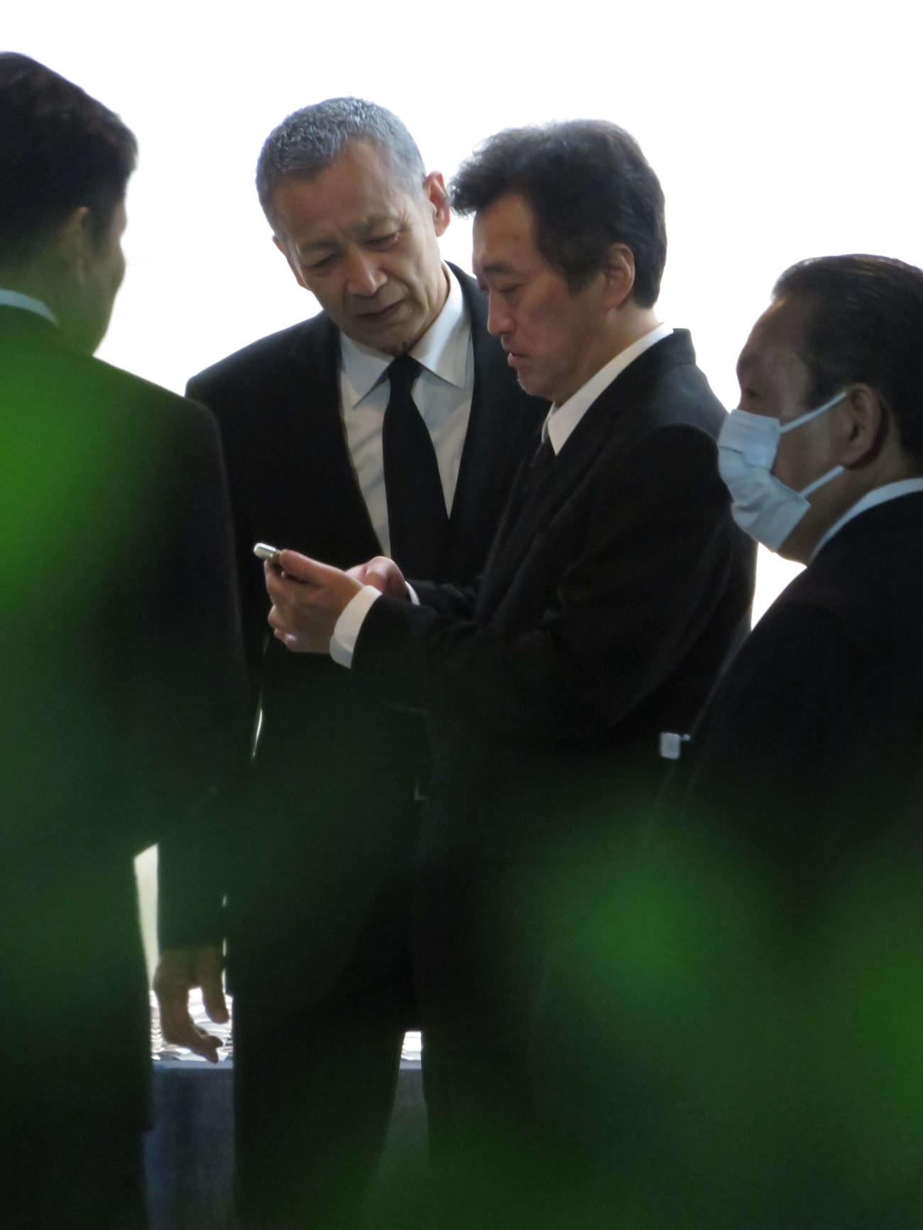 唐十郎さんの通夜に出席した大鶴義丹（中央）