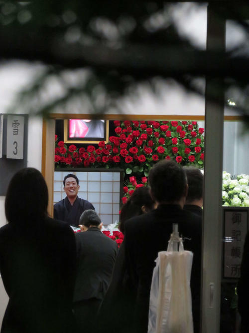 唐十郎さん通夜　柄本明、佐野史郎、宇梶剛士ら150人弔問　祭壇には「唐組」思わせる紅色の花