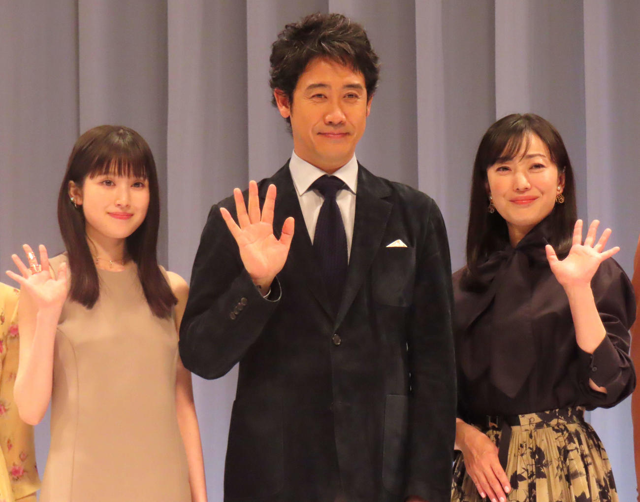 映画「ディア・ファミリー」完成披露舞台あいさつに登壇した、左から福本莉子、大泉洋、菅野美穂