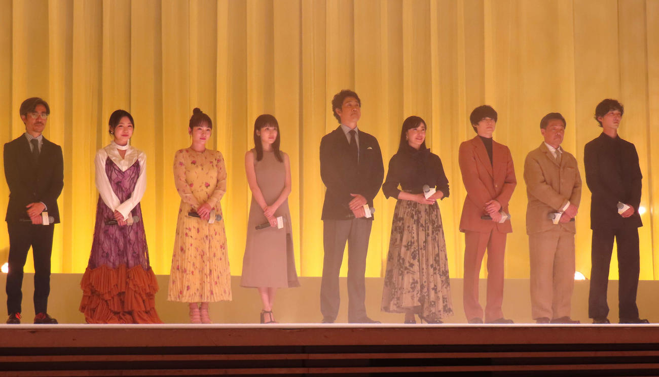映画「ディア・ファミリー」試写会上映後にスモークに包まれ登場した、左から月川翔監督、新井美羽、川栄李奈、福本莉子、大泉洋、菅野美穂、松村北斗、光石研、上杉柊平