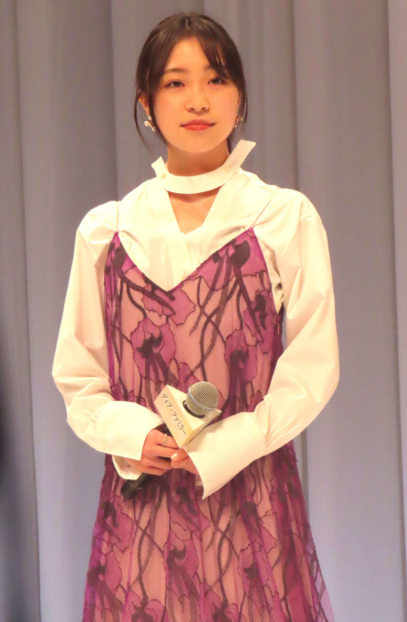 映画「ディア・ファミリー」完成披露舞台あいさつに登壇した新井美羽