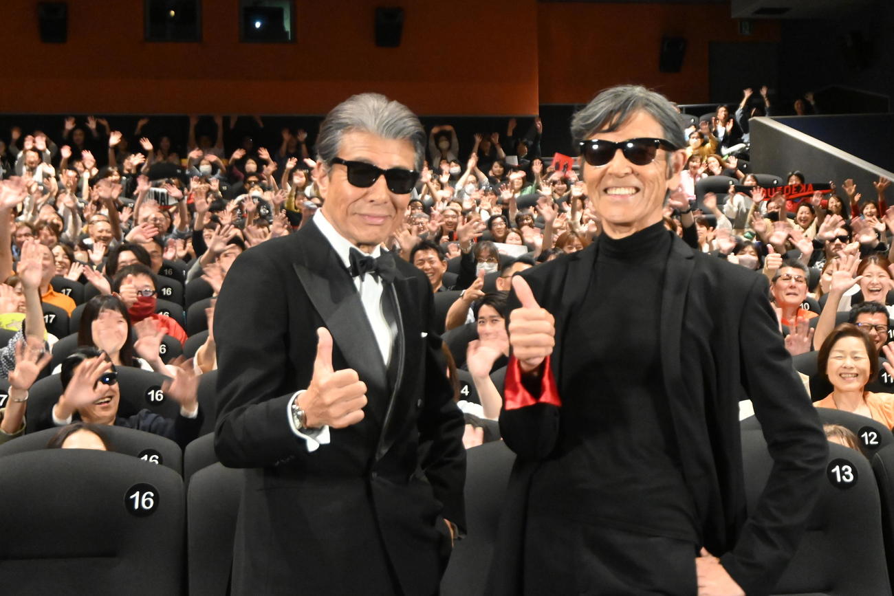 大阪市内で行われた映画「帰ってきた　あぶない刑事」の舞台あいさつに登壇した舘ひろし（左）柴田恭兵（2024年5月撮影）