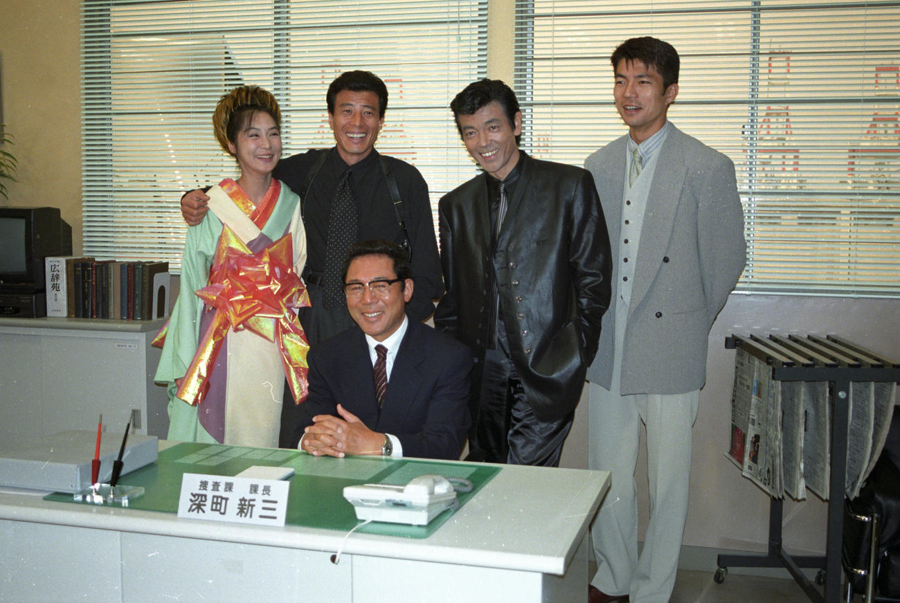 96年5月、映画「あぶない刑事　リターンズ」の撮影に臨んだ、左から浅野温子、舘ひろし、小林稔侍、柴田恭兵、仲村トオル