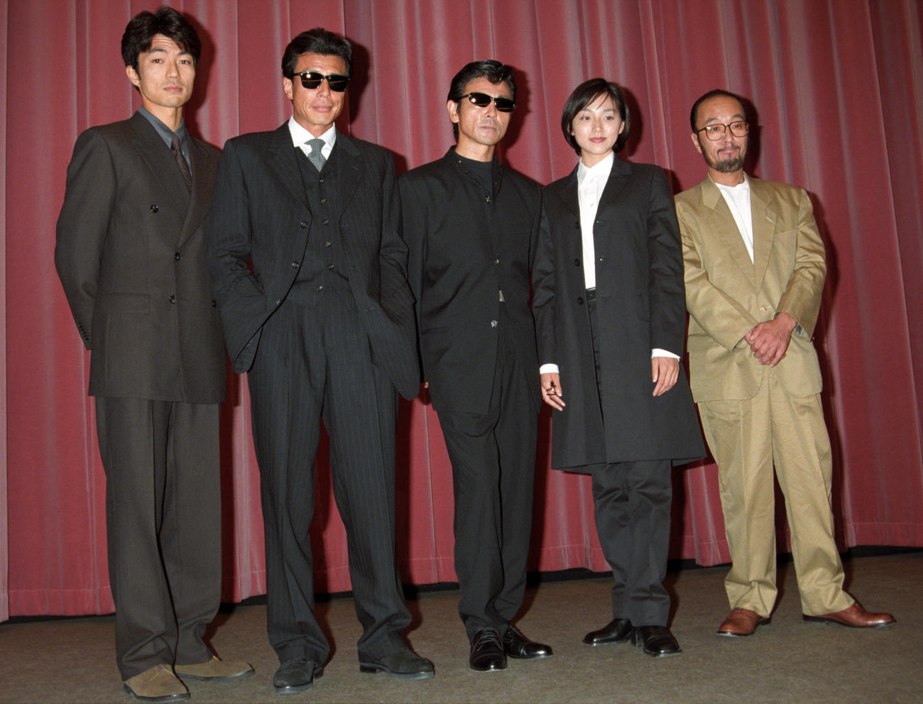 映画「あぶない刑事フォーエヴァー」完成披露試写会　舞台あいさつを行った左から仲村トオル、舘ひろし、柴田恭兵、本上まなみ（1998年9月撮影）