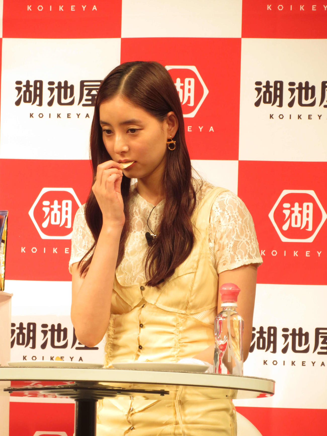 湖池屋「新戦略・新商品記者発表会」に出席しポテトチップスを実食する新木優子