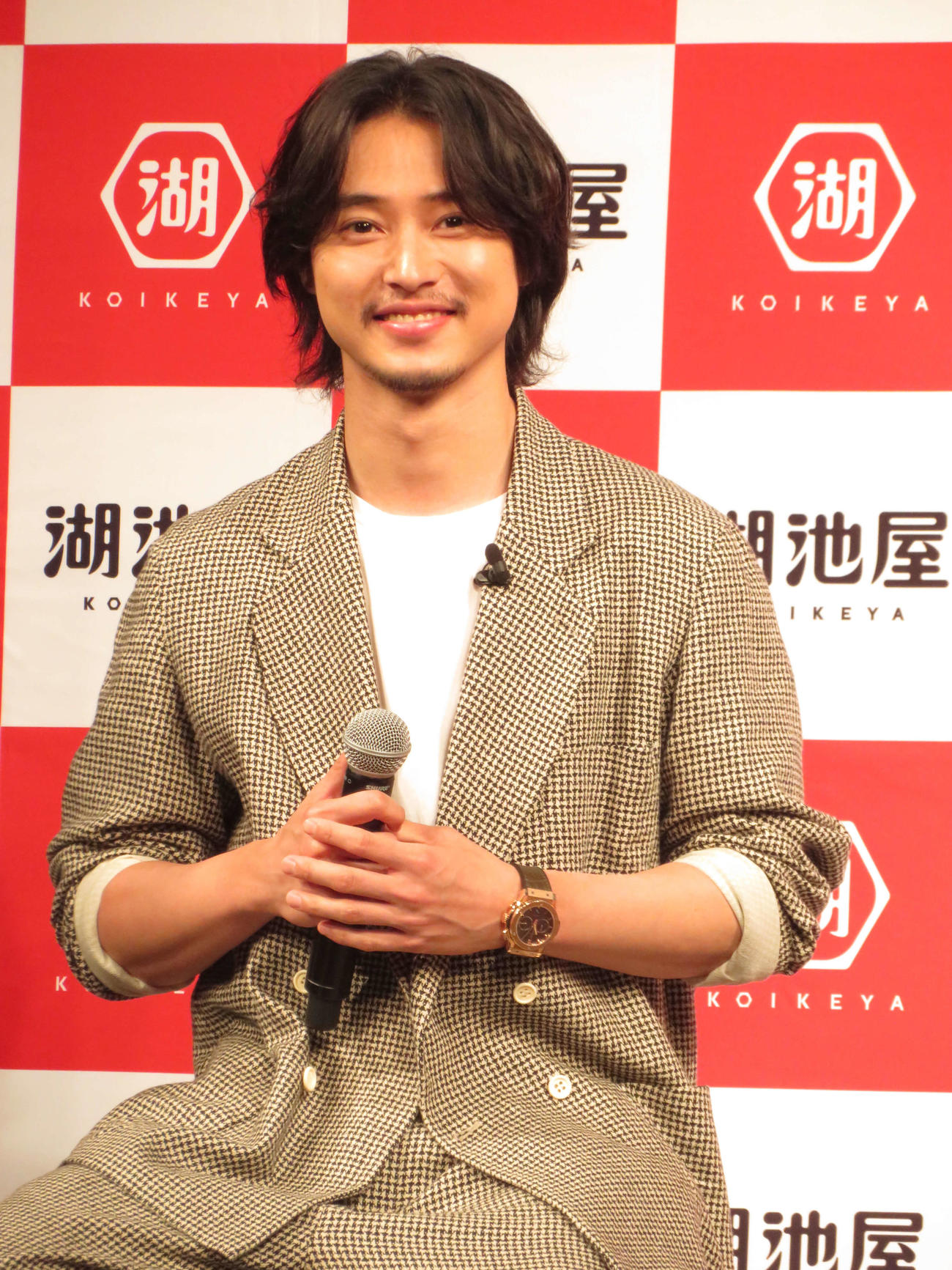 湖池屋「新戦略・新商品記者発表会」に出席した山崎賢人