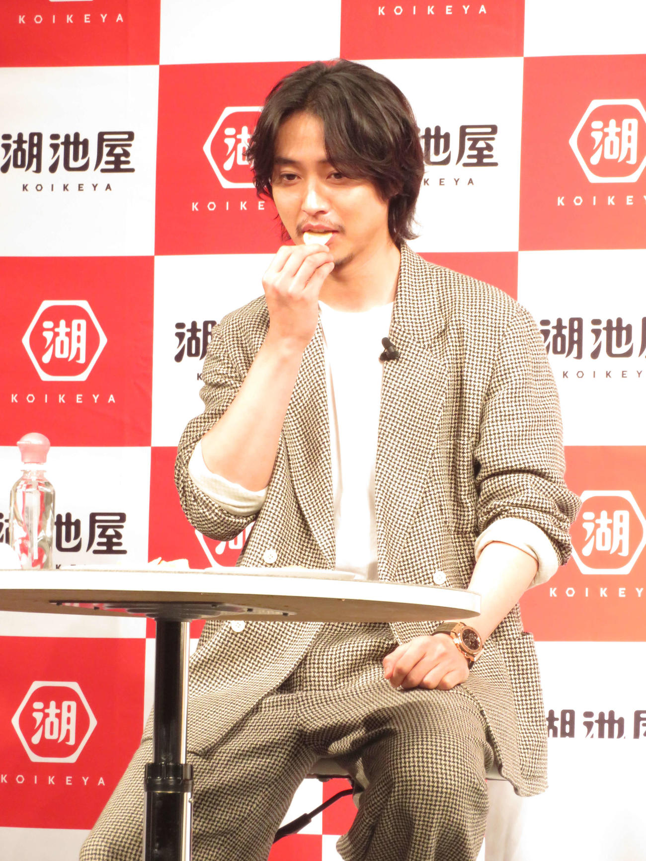 湖池屋「新戦略・新商品記者発表会」でポテトチップスを実食する山崎賢人