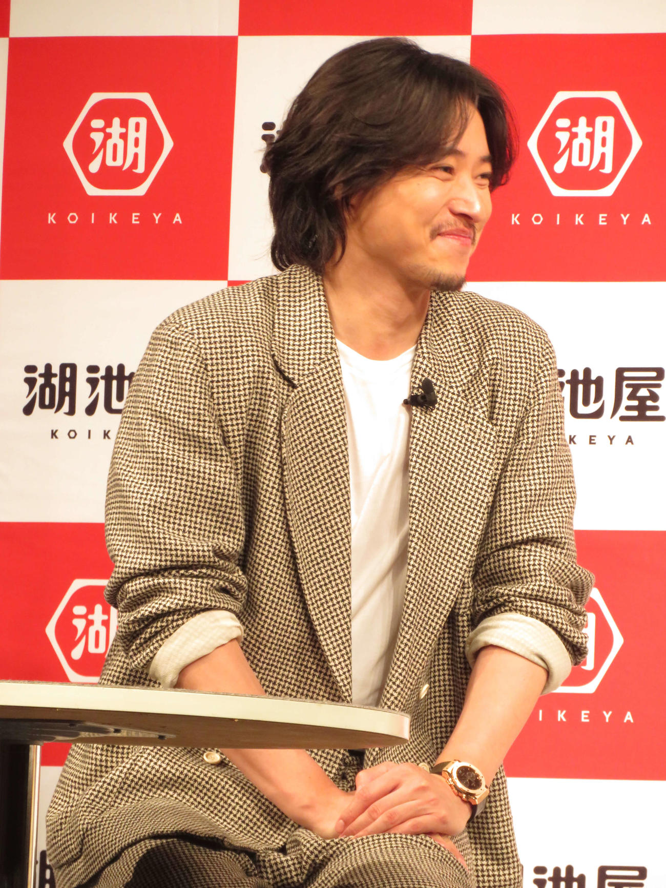 湖池屋「新戦略・新商品記者発表会」に出席し笑顔を浮かべる山崎賢人