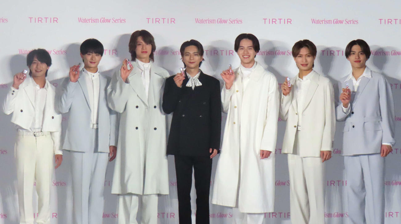 「TIRTIR」新CM発表会に登壇した、左から藤井直樹、浮所飛貴、佐藤龍我、佐藤勝利、岩崎大昇、那須雄登、金指一世
