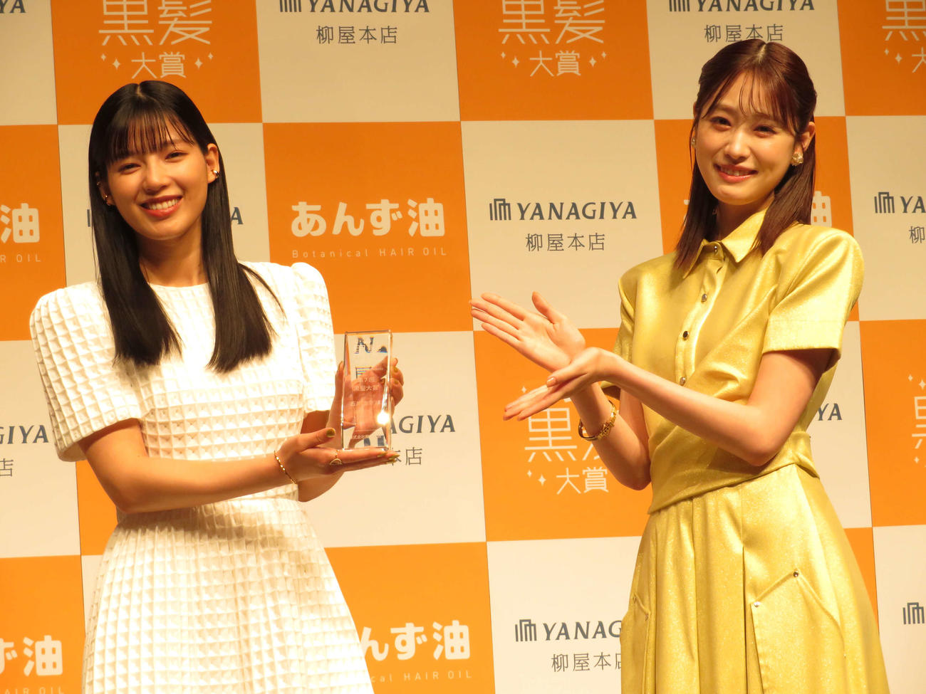 「柳屋あんず油」Presents「第7回黒髪大賞」大賞を受賞した石井杏奈と、プレゼンターで登壇した高橋ひかる（右）
