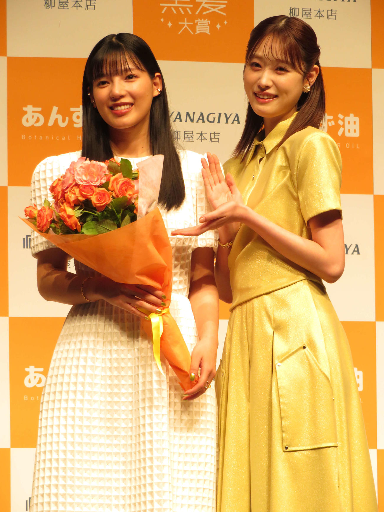 「柳屋あんず油」Presents「第7回黒髪大賞」大賞を受賞した石井杏奈と、プレゼンターで登壇した高橋ひかる（右）