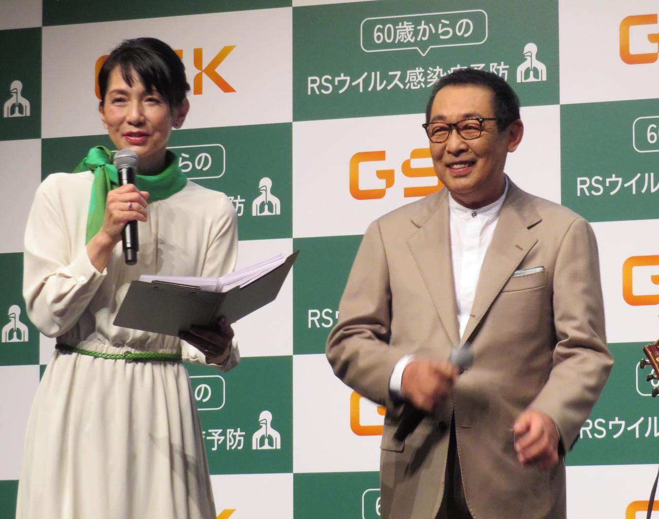 「60歳からのRSウイルス感染症予防啓発プロジェクト」のアンバサダー就任会見を行った、さだまさしと司会の渡辺真理