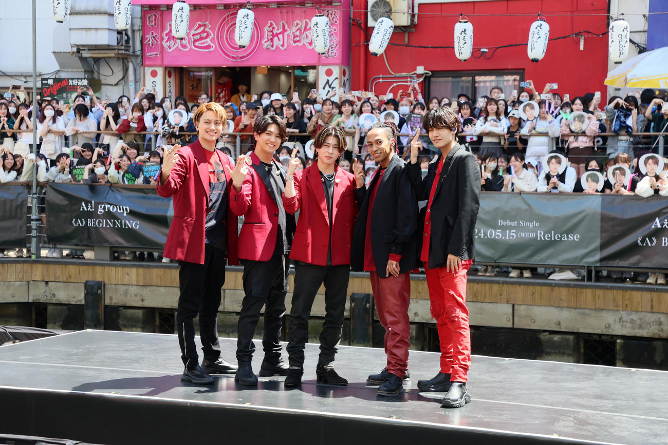 デビューシングル「《A》BEGINNING」を船上初披露したAぇ! groupの、左から小島健、正門良規、末澤誠也、草間リチャード敬太、佐野晶哉（撮影・加藤哉）