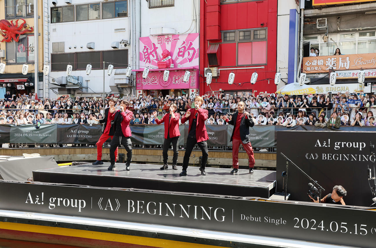 デビューシングル「《A》BEGINNING」を船上初披露したAぇ! group（撮影・加藤哉）