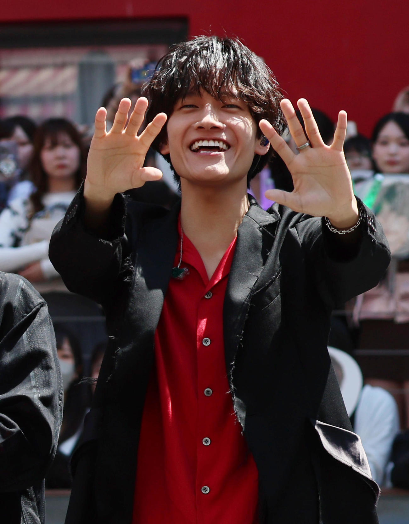 ステージ上で手を振るAぇ! groupの佐野晶哉（撮影・加藤哉）
