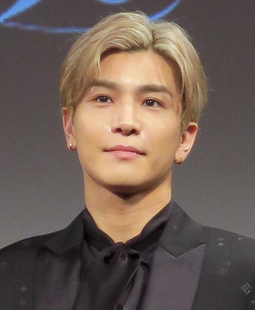 岩田剛典、虎に翼オフショット公開　さまざまな衣装の花岡悟に「どんな衣装でも美しい」