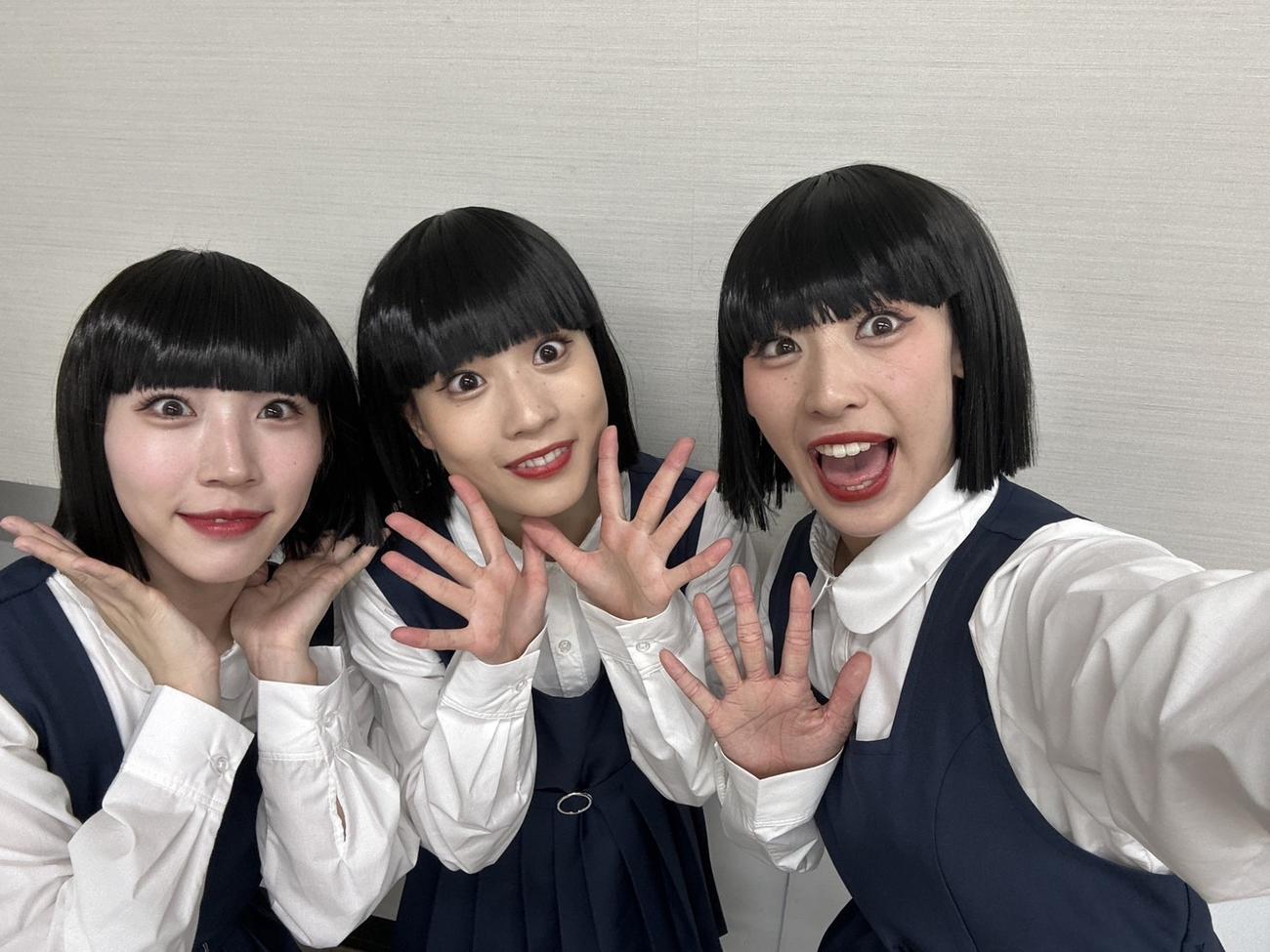 全国ツアー開幕を前に取材に応じたアバンギャルディの、左からpani、seira、sono