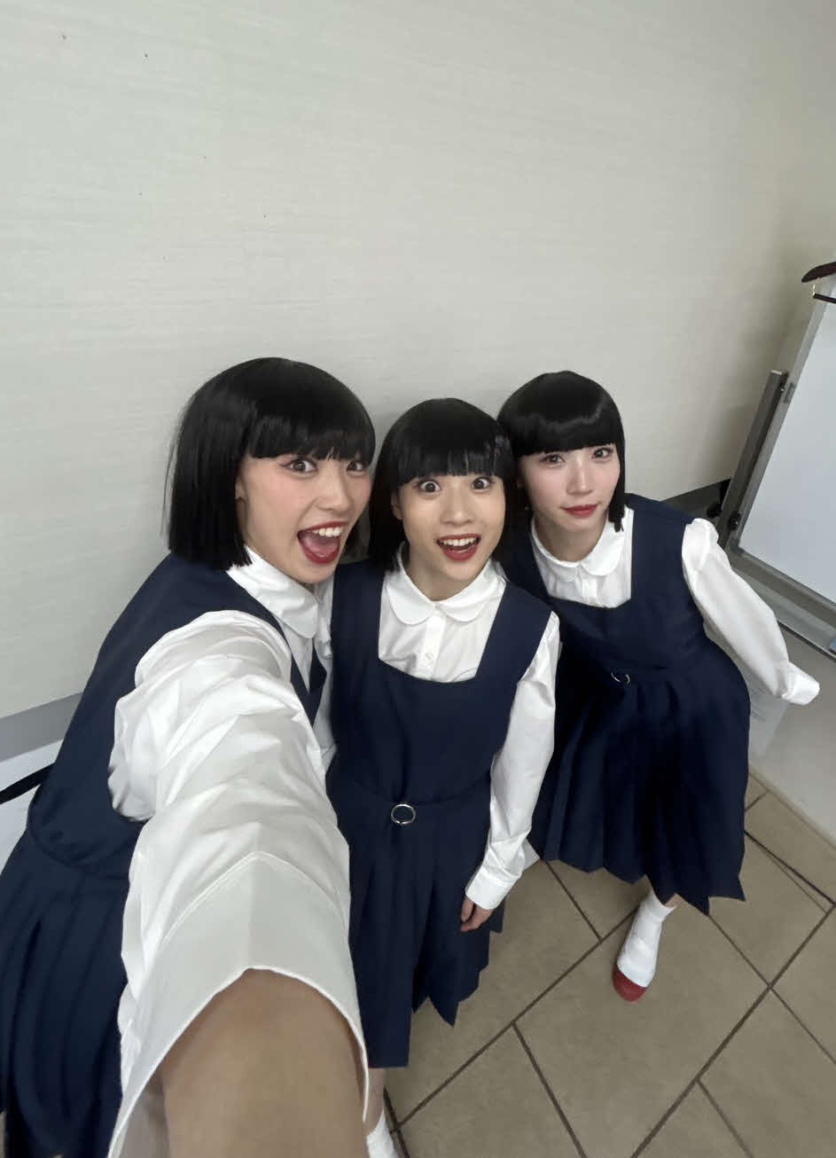 全国ツアー開幕を前に取材に応じたアバンギャルディの、左からpani、seira、sono