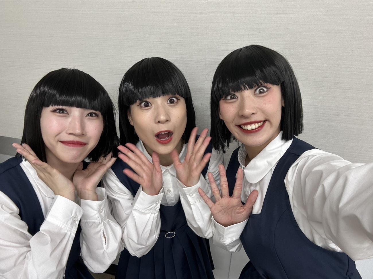 全国ツアー開幕を前に取材に応じたアバンギャルディの、左からpani、seira、sono
