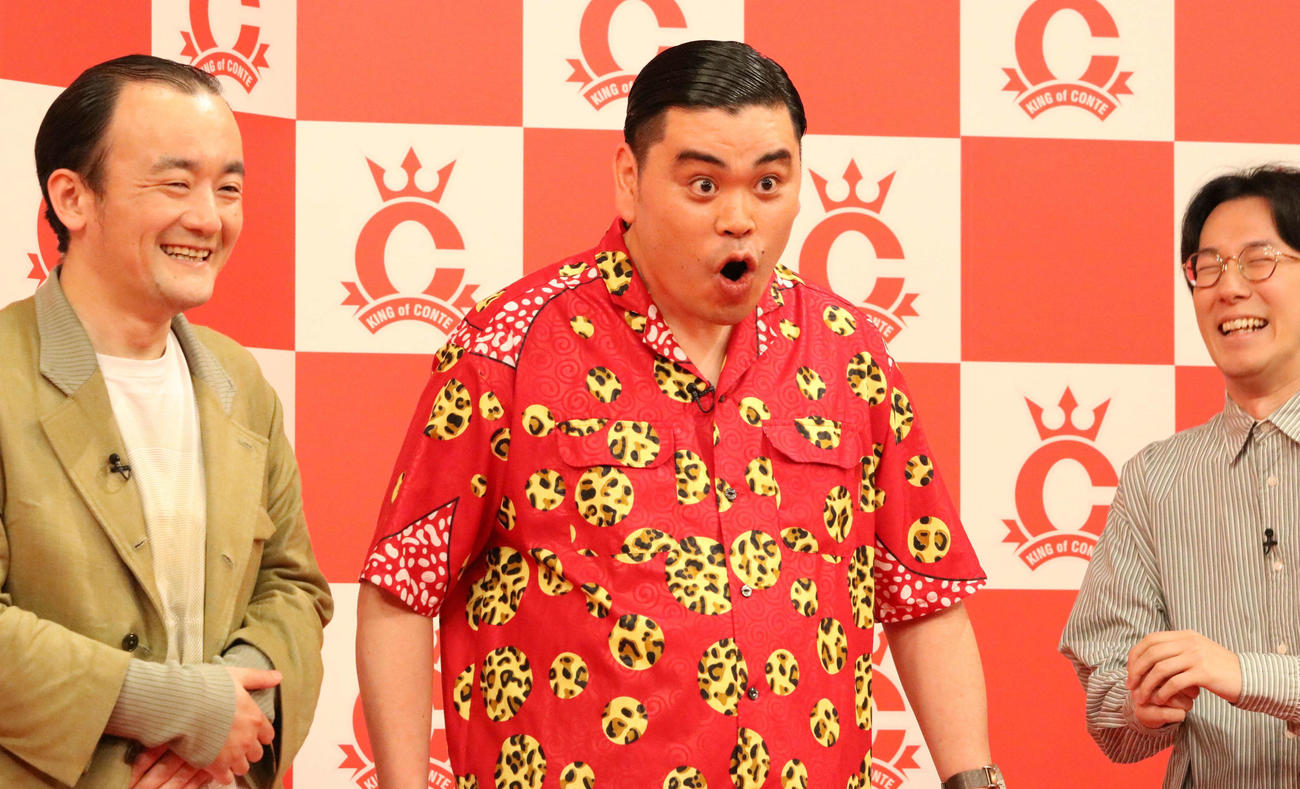 TBS「キングオブコント2024」エントリー表明会見でギャグの「言い切る男」を披露したななまがり初瀬悠太（中央）（撮影・塚本光）