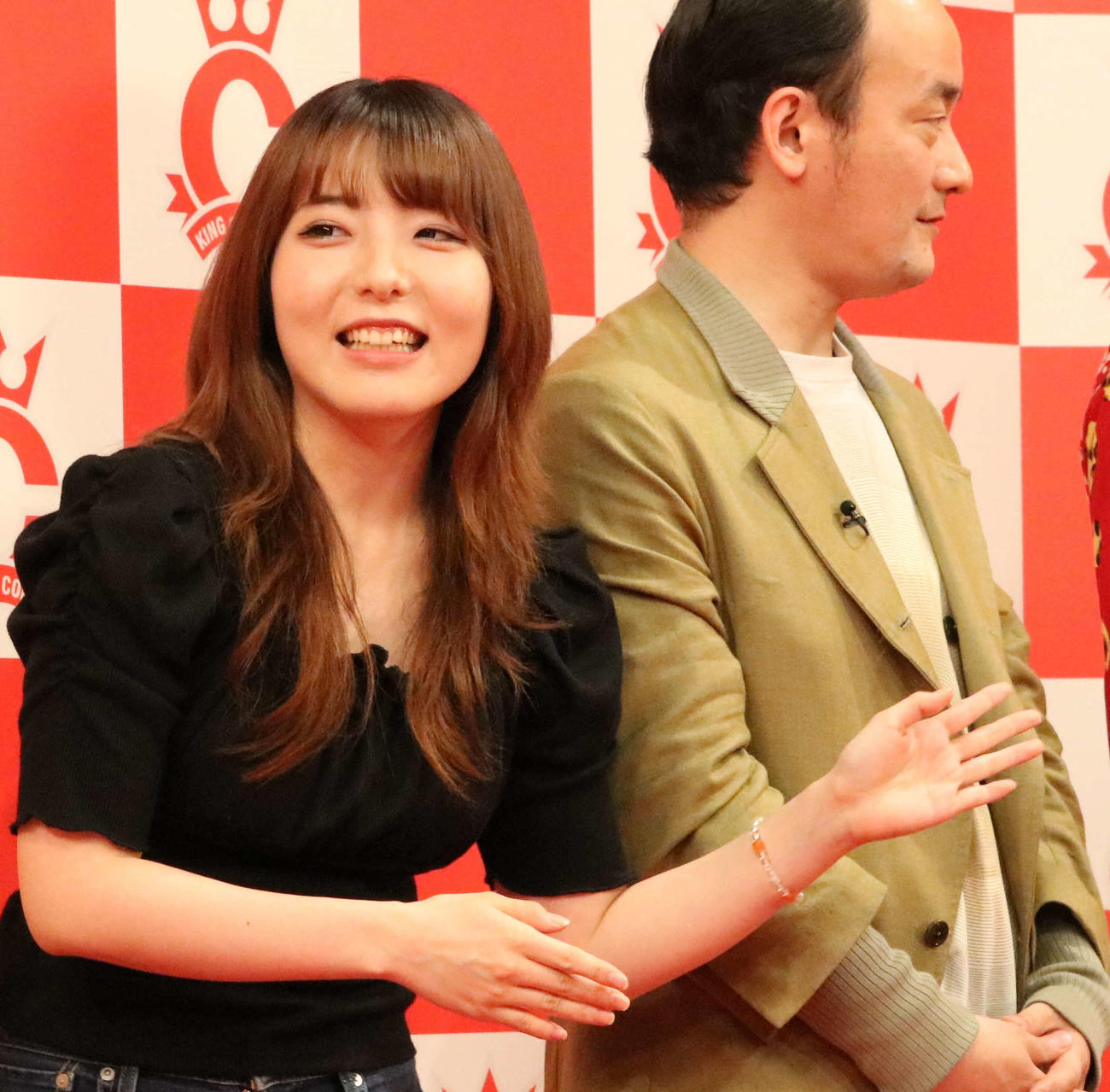 TBS「キングオブコント2024」エントリー表明会見で元彼に似ているザ・マミィ林田洋平をライバルに挙げるダウ90000吉原怜那（左）（撮影・塚本光）