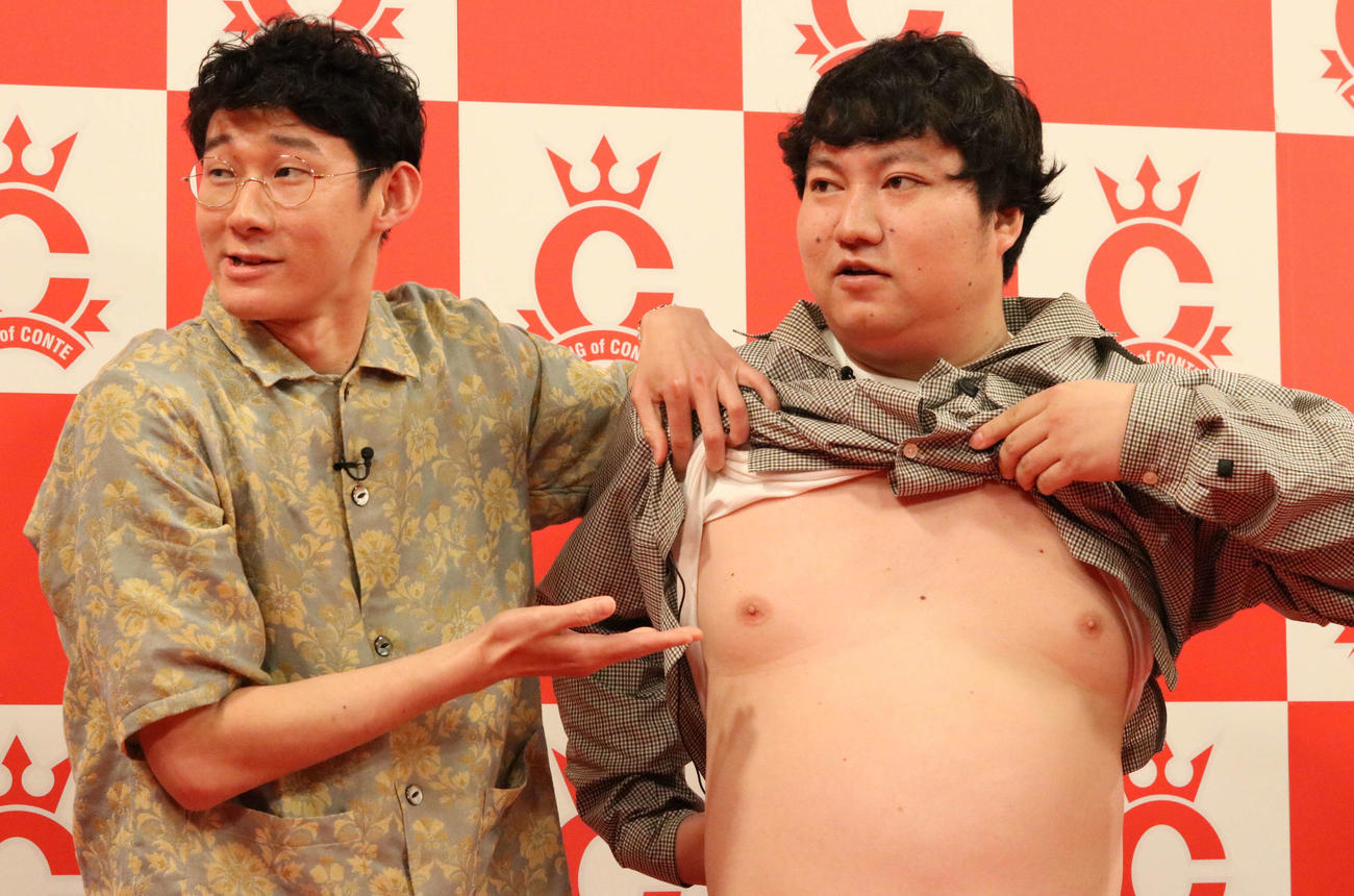 TBS「キングオブコント2024」エントリー表明会見で相方の兎（右）の上半身を見せるロングコートダディ堂前透（撮影・塚本光）