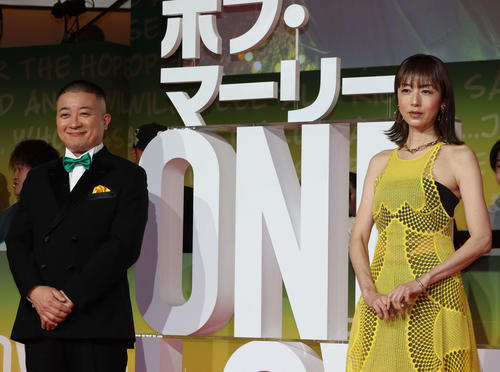 高岡早紀「私が代わりに」黄色の網ドレス姿でボブ・マーリー映画イベント　共演芸人の衣装鑑み