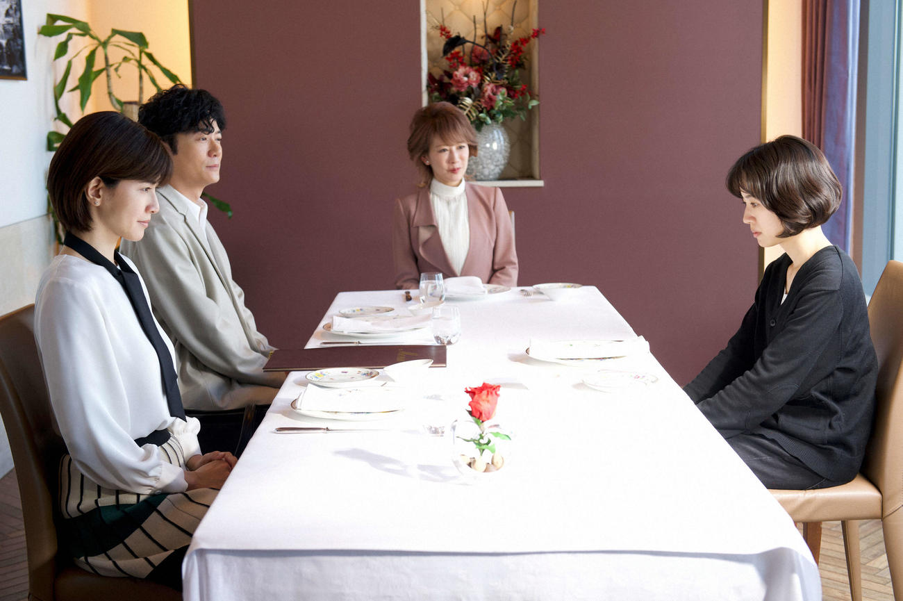NHKドラマ「燕は戻ってこない」の場面写真