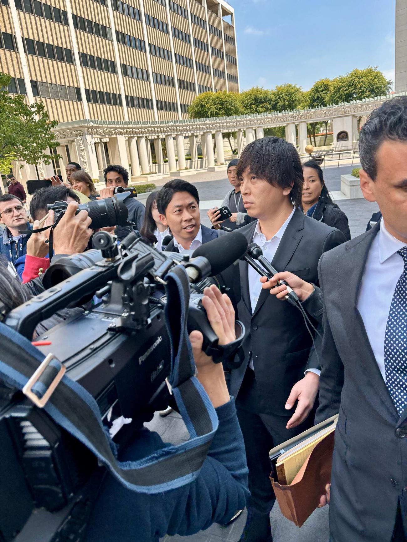 フリードマン弁護士とともに、ロサンゼルス地裁から姿を現した水原一平被告（右から2番目）