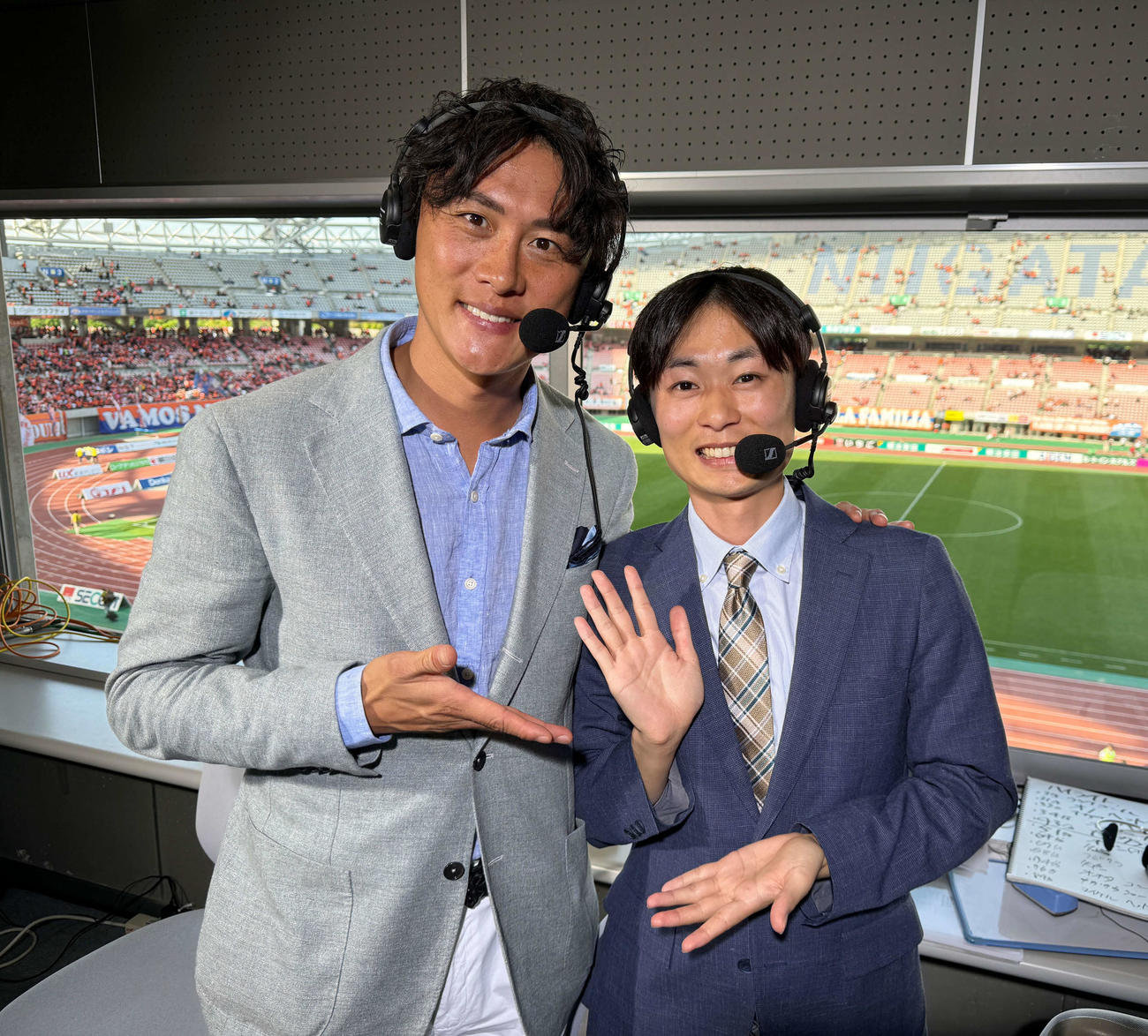 解説の李さん（左）は前日カンボジアをたって当日新潟入り。多忙なスケジュールの中、駆け付けてくれたことに感謝です
