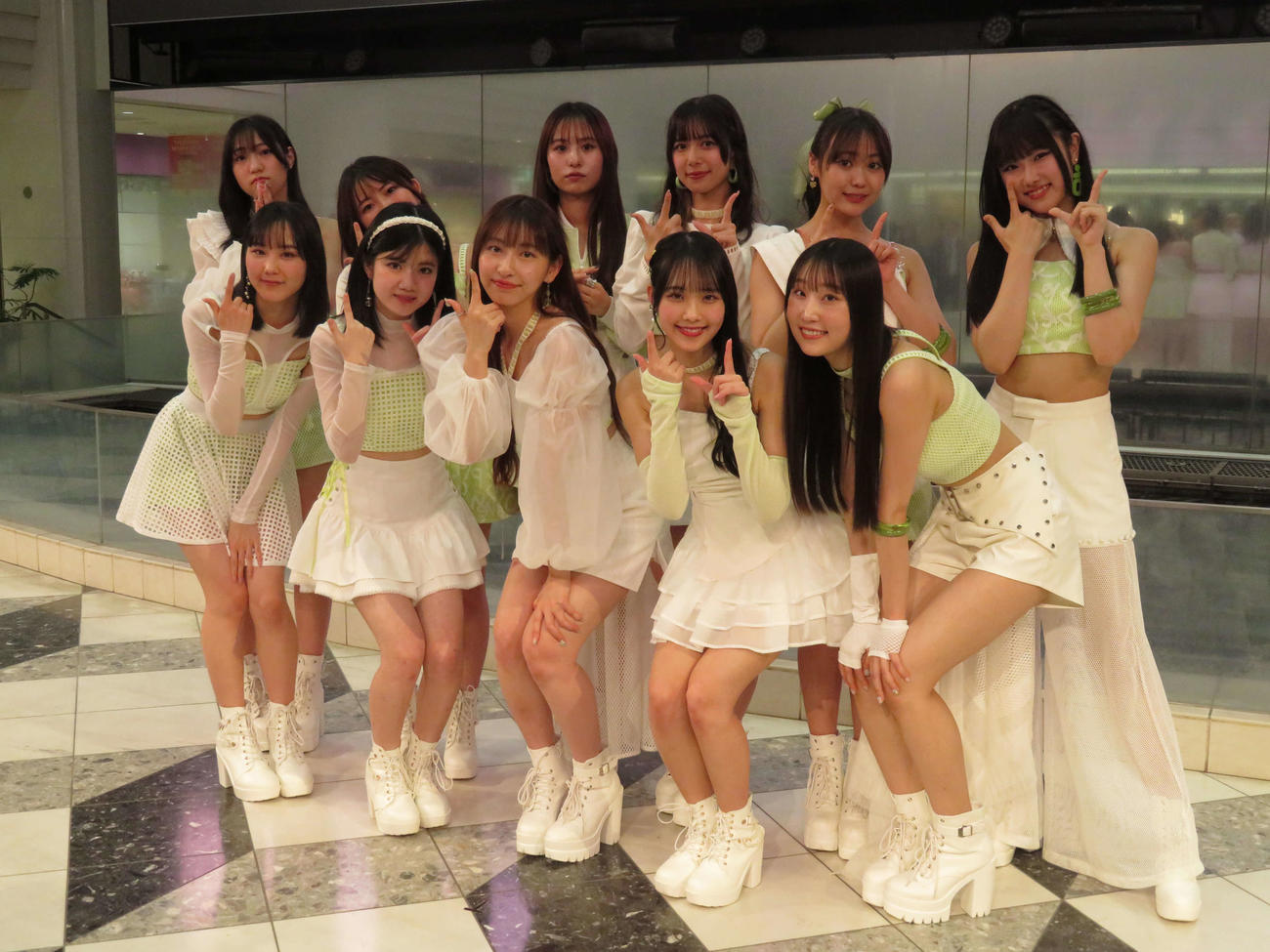 新曲発売イベントを行ったJuice＝Juice、後方左から松永里愛、有澤一華、石山咲良、井上玲音、工藤由愛、遠藤彩加里、前列左から江端妃咲、川嶋美楓、植村あかり、入江里咲、段原瑠々