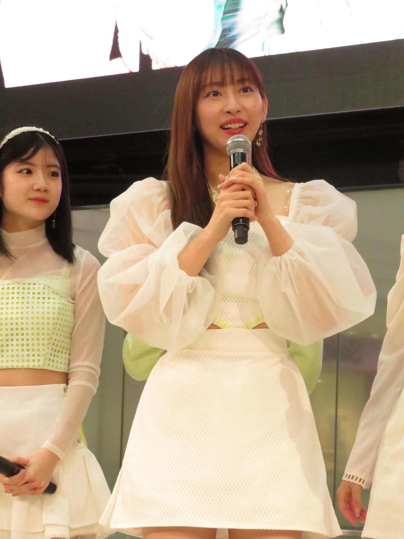 新曲発売イベントで取材に答えるJuice＝Juiceの植村あかり