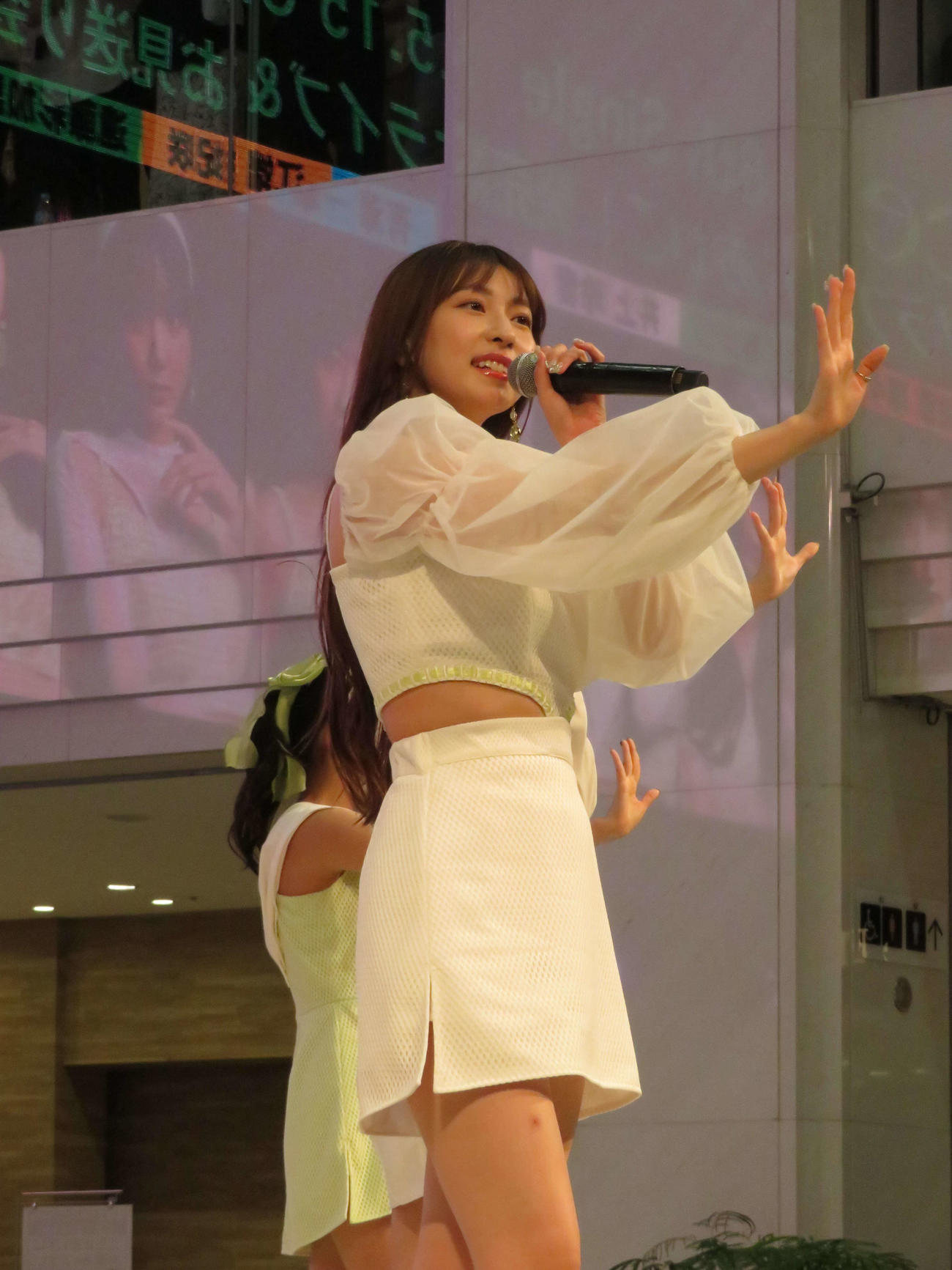 新曲発売イベントでパフォーマンスするJuice＝Juice植村あかり