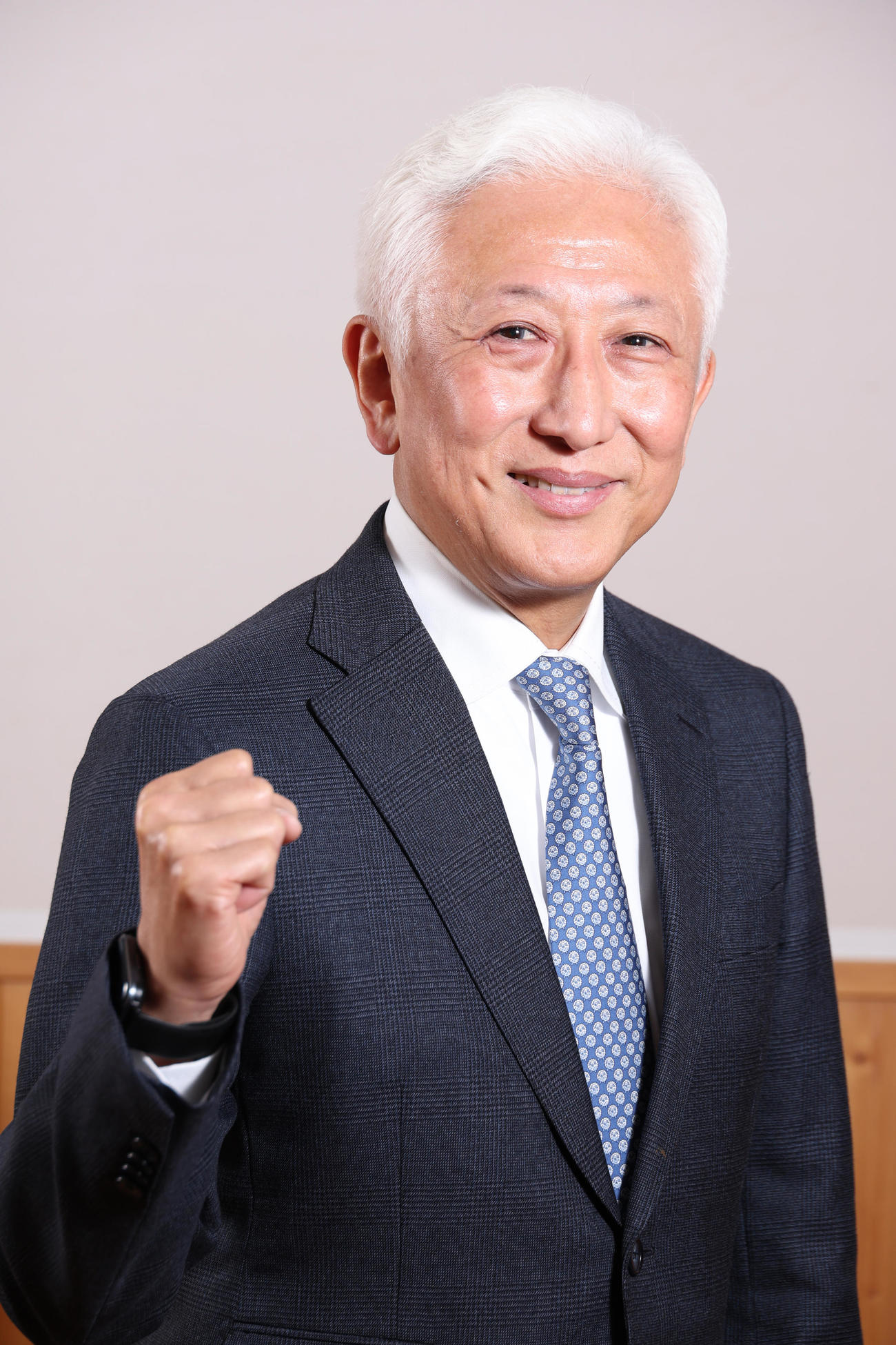 インタビューでガッツポーズを見せる中村時蔵（撮影・中島郁夫）
