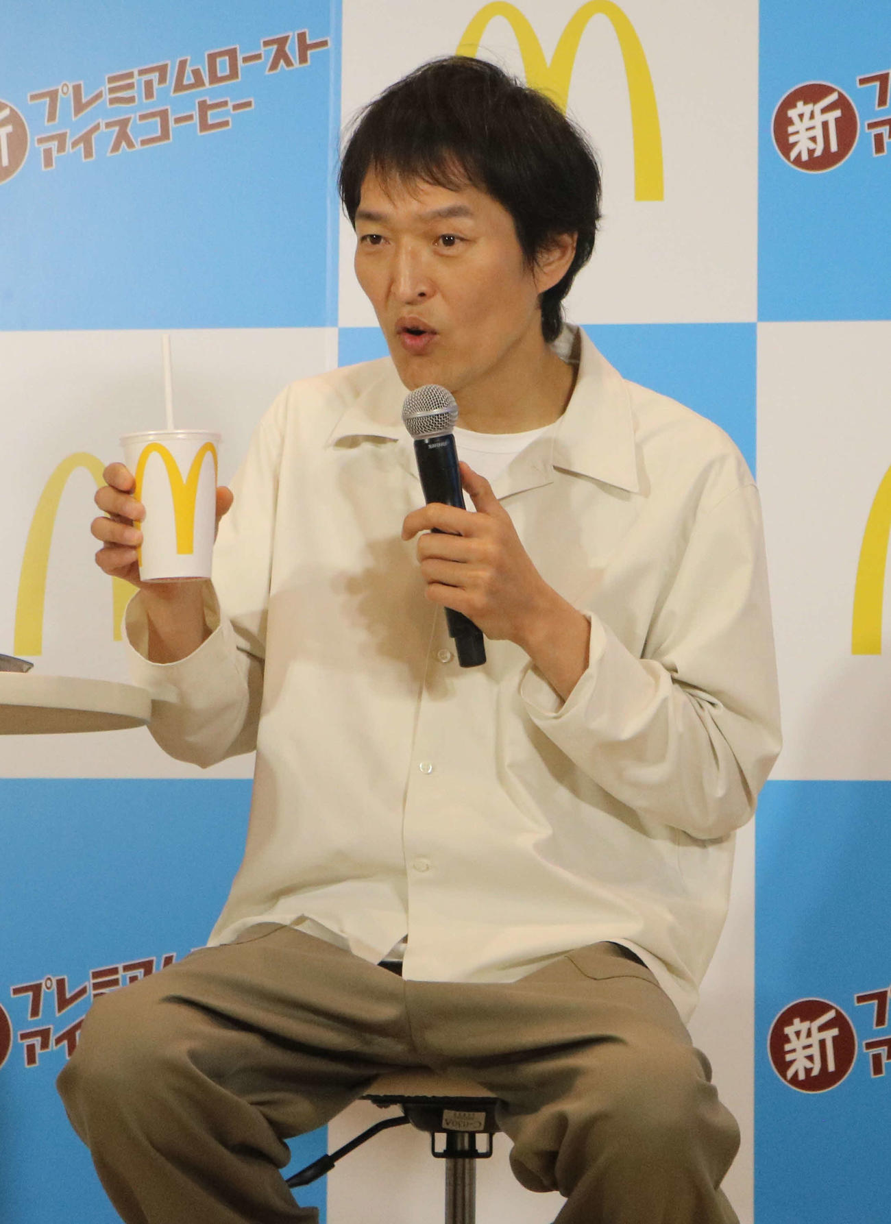 マクドナルドのイベントに出席し、コーヒーを試飲する千原ジュニア（撮影・深田雄智）