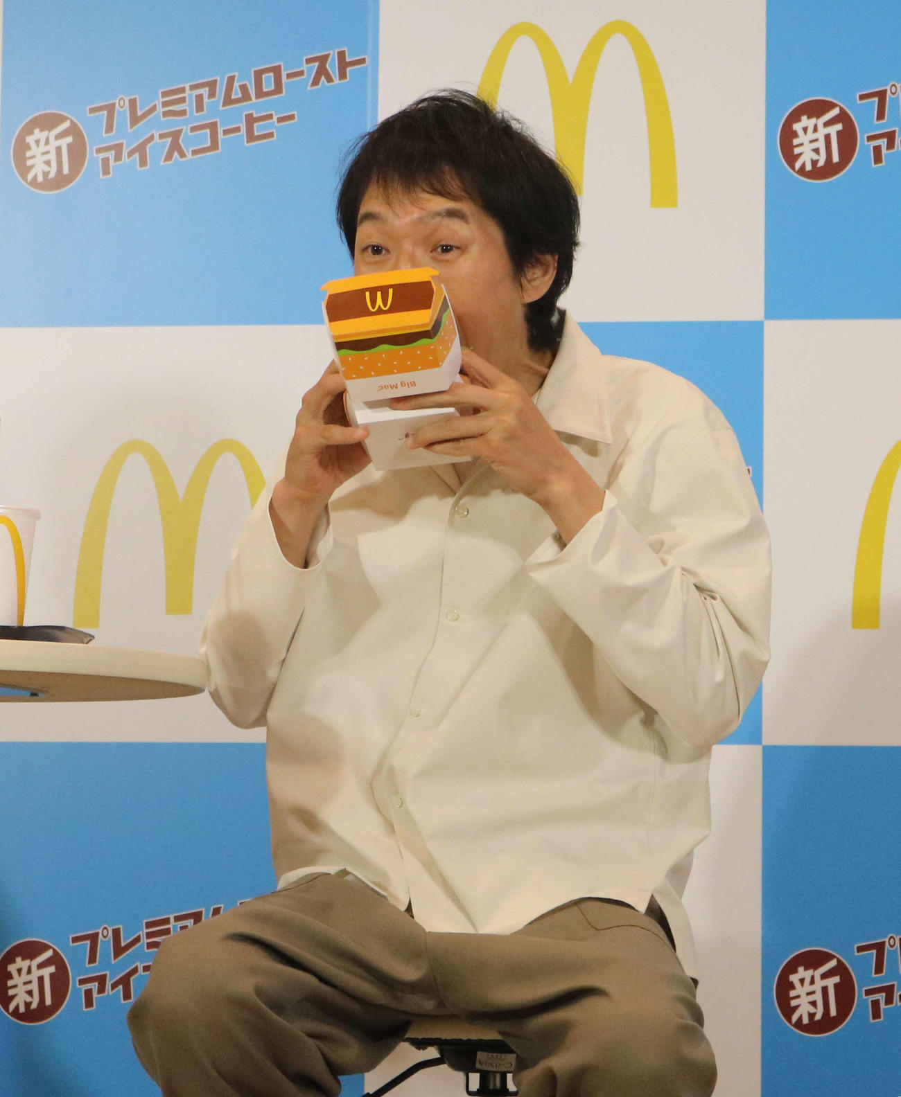 マクドナルドのイベントに出席し、ビックマックを試食する千原ジュニア（撮影・深田雄智）