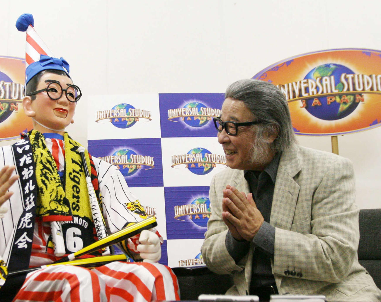 08年10月、くいだおれ太郎と笑顔で阪神優勝を振り返る