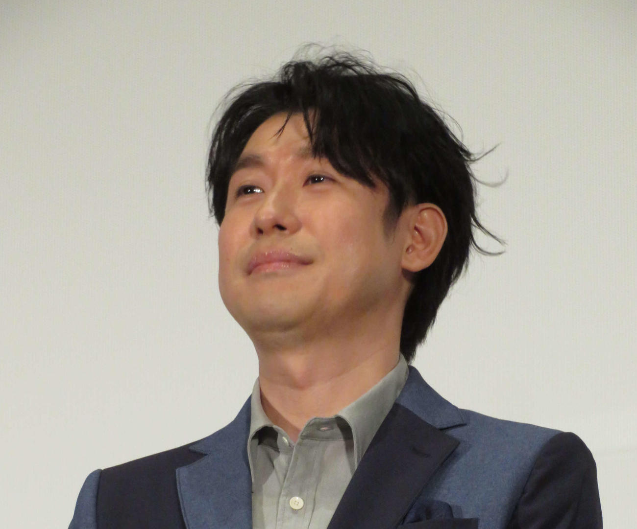 鈴村健一（2022年4月撮影）