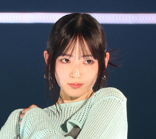 鈴木愛理、ルーズソックスに制服ミニ丈スカートショットに「同級生にいたら毎日眺めに行く」