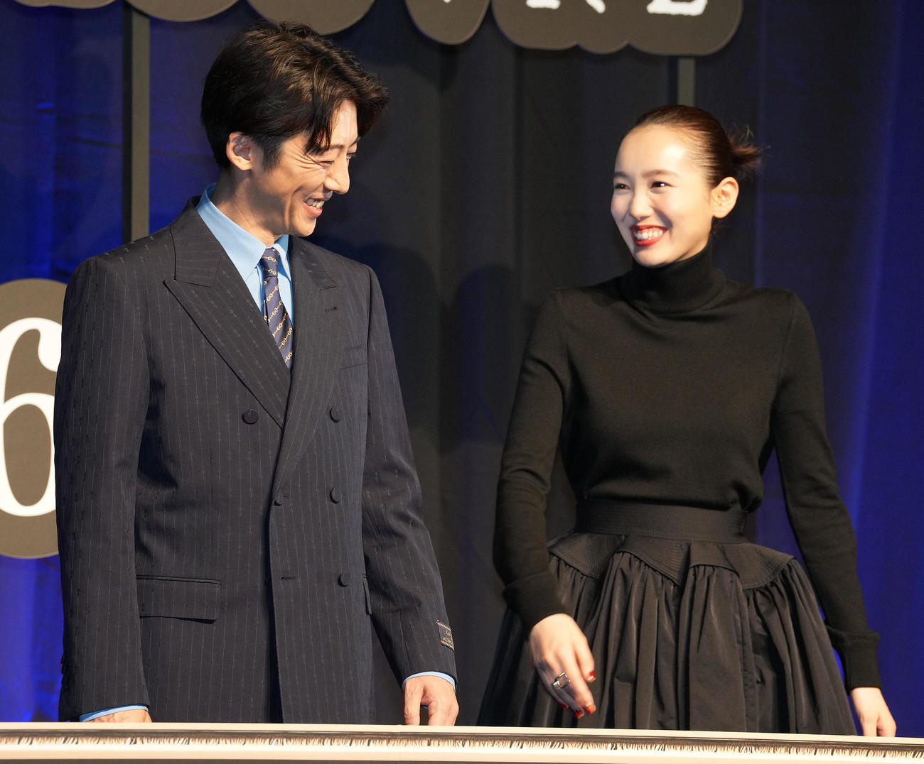 映画「岸辺露伴　ルーヴルへ行く」完成報告イベント　イベントで笑顔の高橋一生（左）と飯豊まりえ（2023年4月撮影）