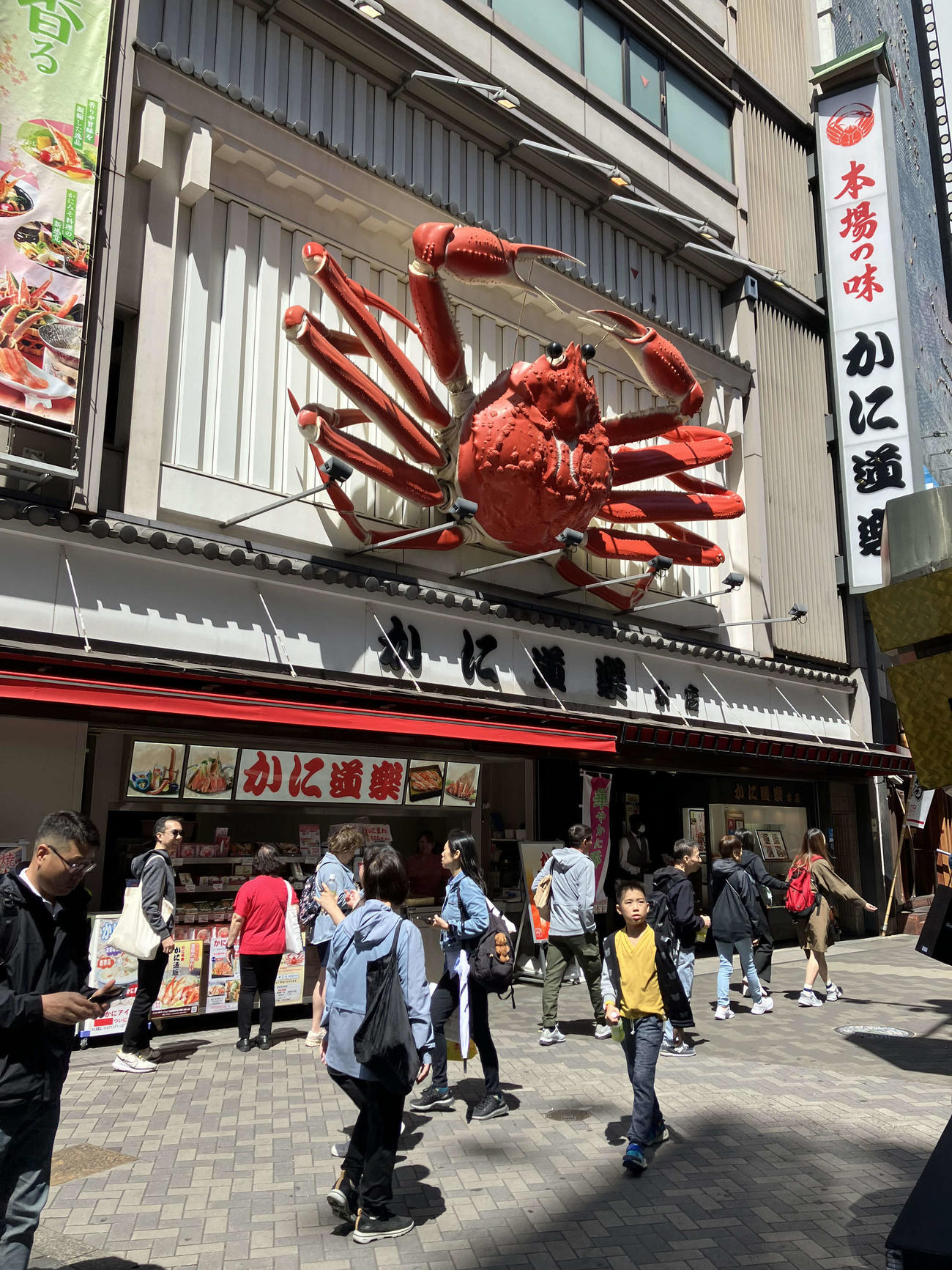 キダ・タローさんがテーマ曲を作った、かに道楽の道頓堀本店（撮影・阪口孝志）