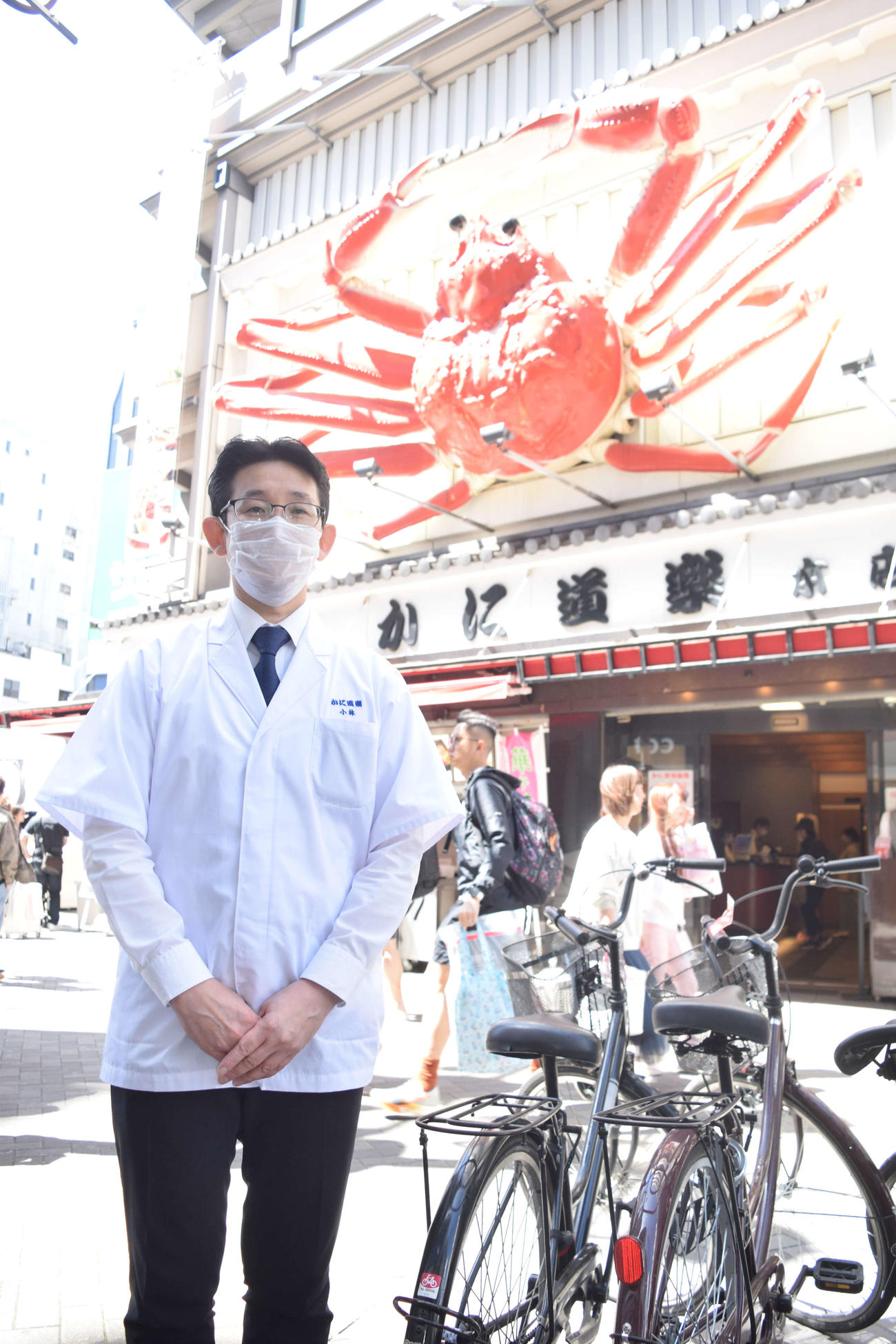 キダ・タローさんがテーマ曲を作った、かに道楽の道頓堀本店と西日本地区第一エリア長の小林泰三氏（撮影・阪口孝志）