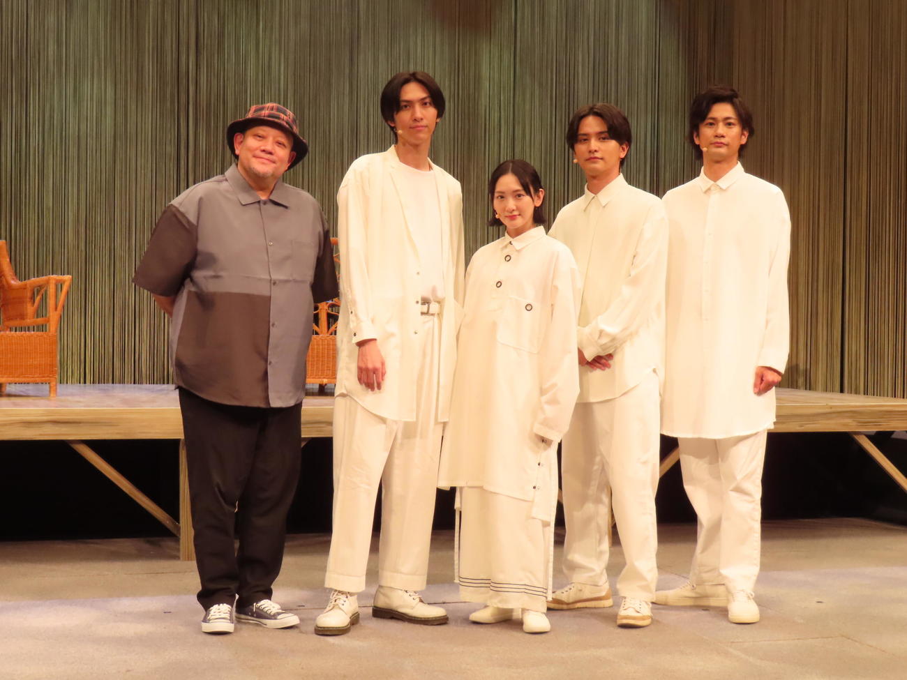 朗読劇「ROOM」に出演する生駒里奈（中央）。左から木下半太氏、古川毅、1人おいて瀬戸利樹、馬場良馬