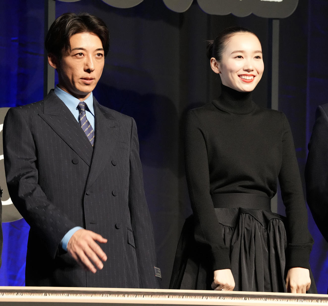 映画「岸辺露伴　ルーヴルへ行く」完成報告イベント　イベントに登壇した高橋一生（左）と飯豊まりえ＝2023年4月25日