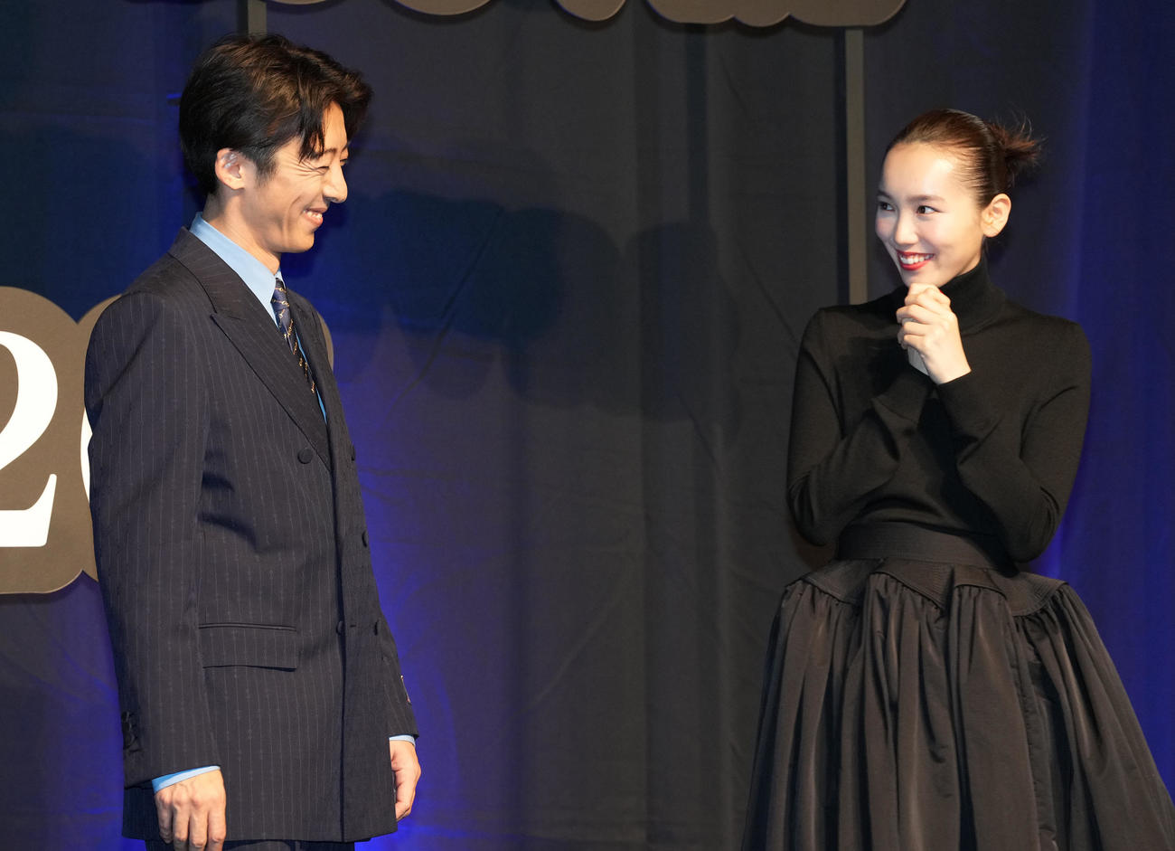 23年4月、映画「岸辺露伴　ルーヴルへ行く」完成報告イベントで笑顔をみせる高橋一生と飯豊まりえ