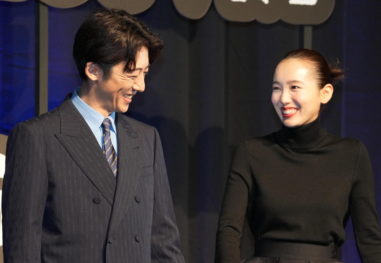 映画「岸辺露伴　ルーヴルへ行く」完成報告イベント　イベントで笑顔の高橋一生（左）と飯豊まりえ（2023年4月撮影）