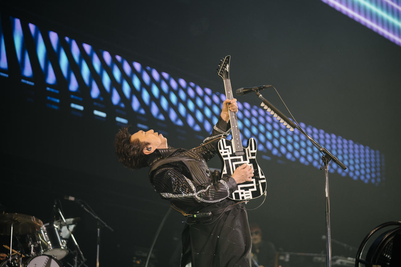 「日本一心」でパフォーマンスするCOMPLEX布袋寅泰（山本倫子氏撮影）