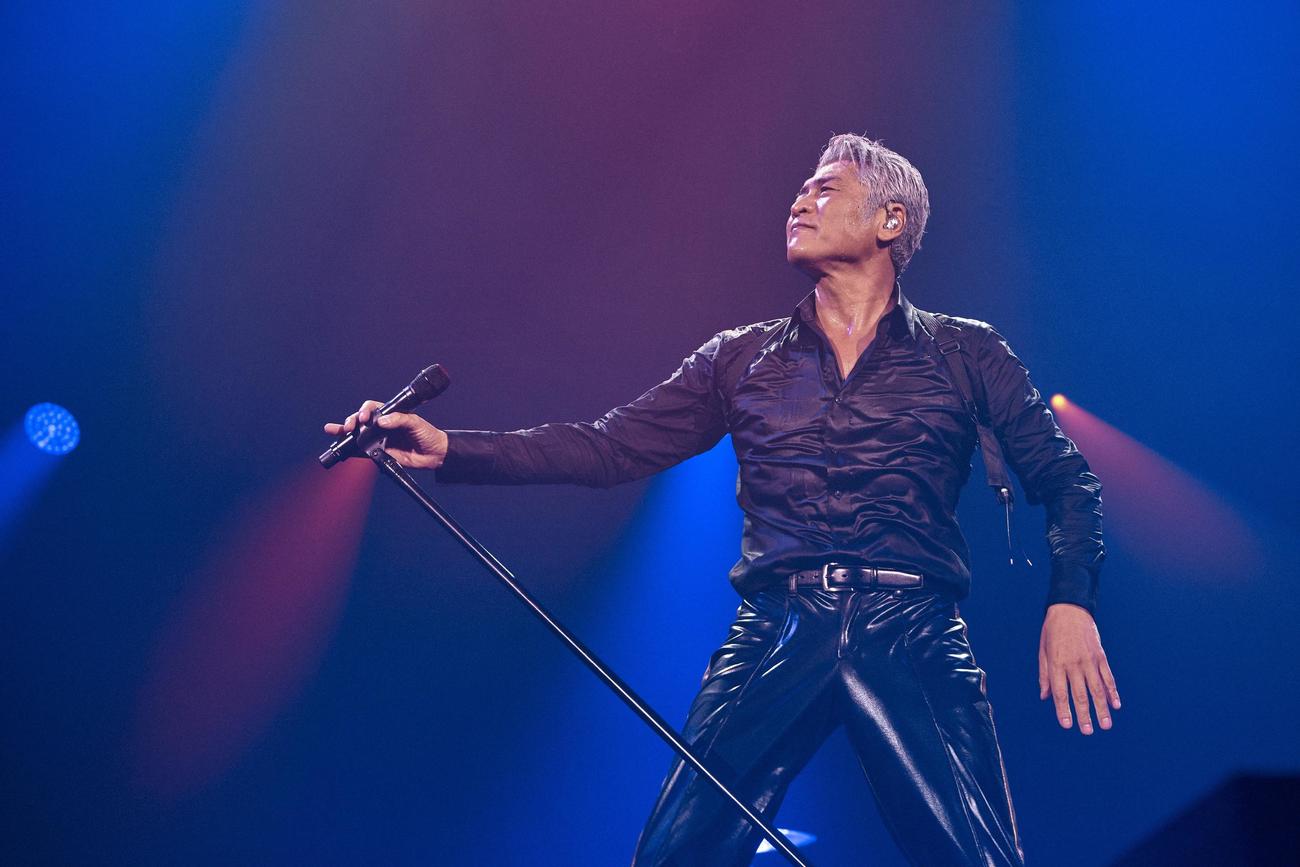 「日本一心」でパフォーマンスするCOMPLEX吉川晃司（太田好治氏撮影）
