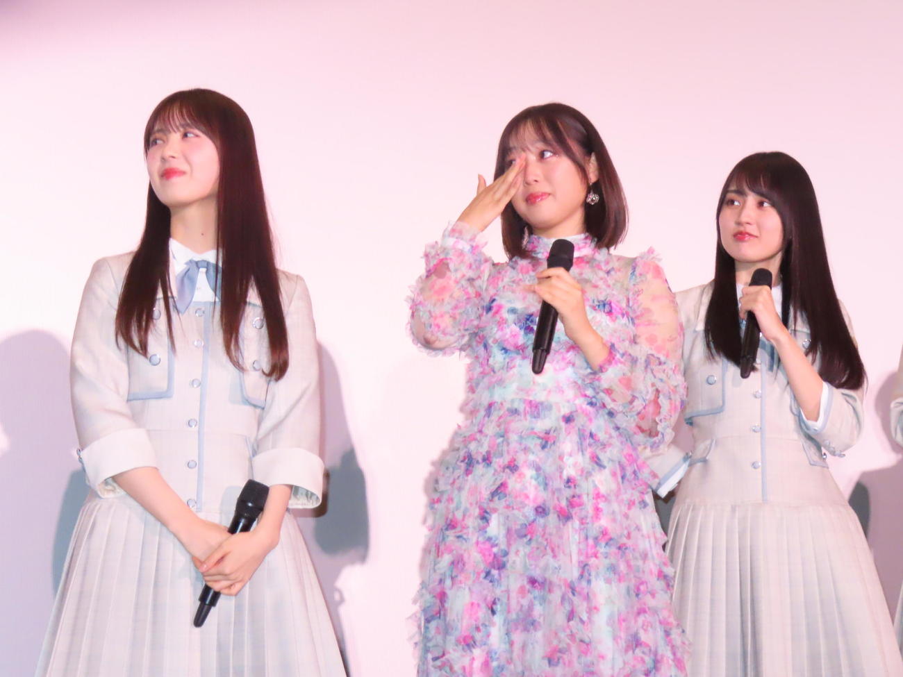 映画「しあわせなんて、なければいいのに。」の試写会舞台あいさつに出席して涙した北川悠理（中央）。左は筒井あやめ、右は賀喜遥香